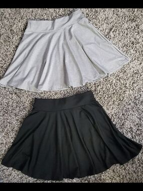 Yozy Medium FlaredSkirts – Black and Light Gray